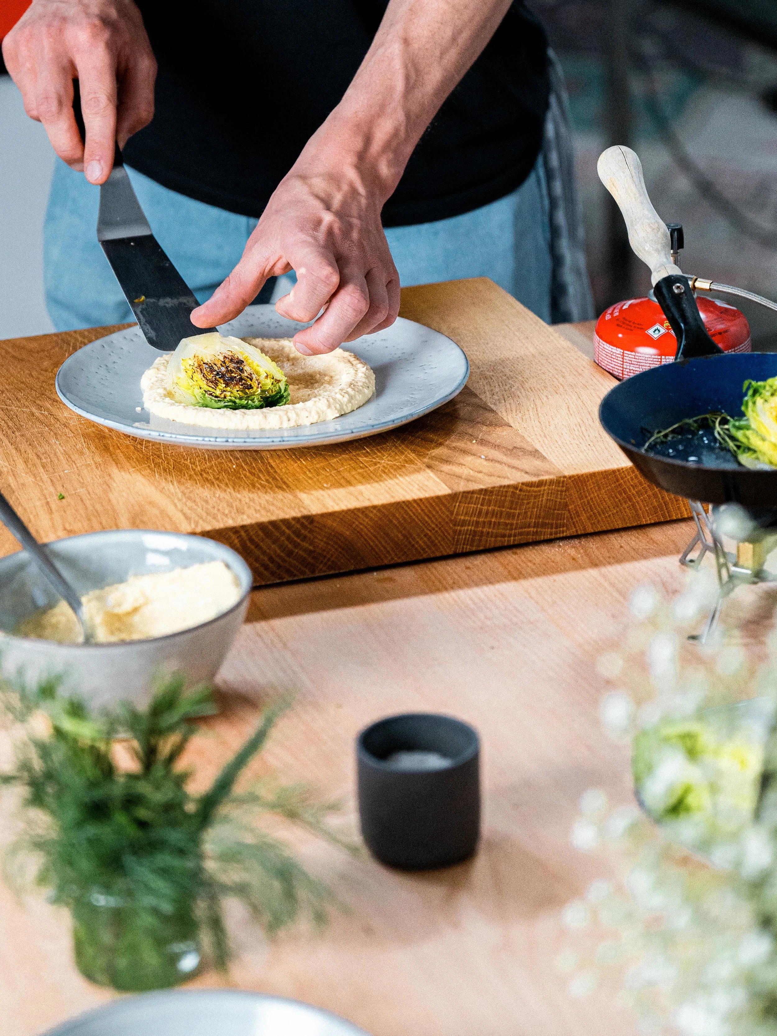 Gebratener Romana Salat, Hummus, Verrano Vinaigrette – 6