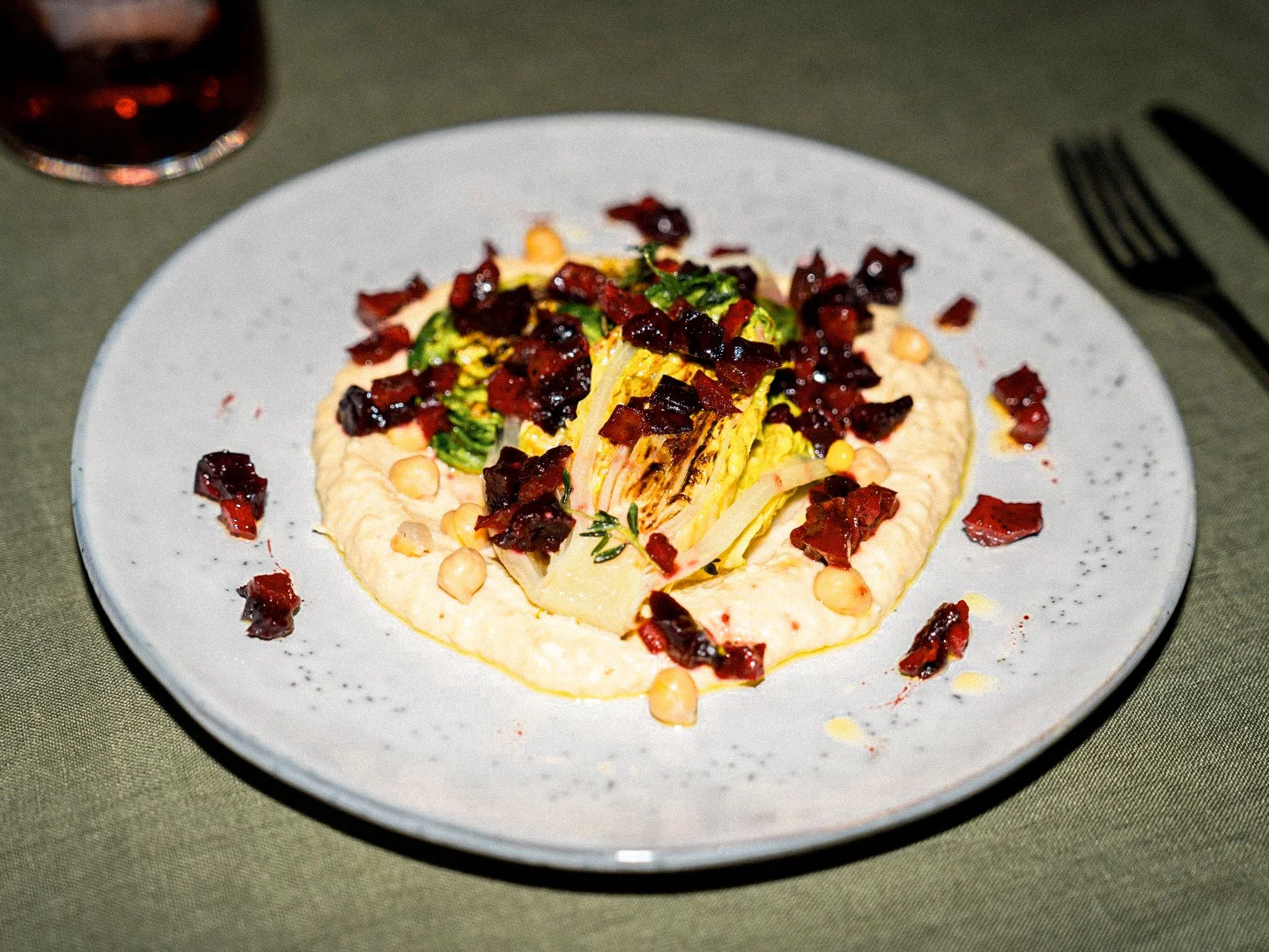 Gebratener Romana Salat, Hummus, Verrano Vinaigrette
